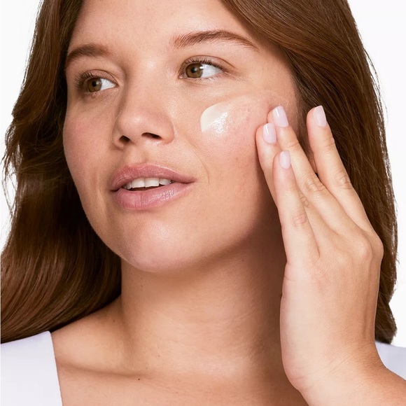 Clinique Dramatically Different Moisturizing Face Lotion+, 6.7 oz. - Picture 2 of 4